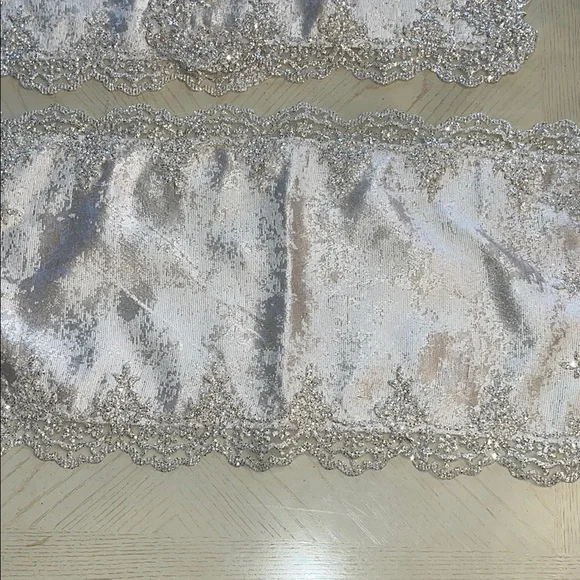 Table runner and 2 placemats with bling around the edges - Picture 1 of 3